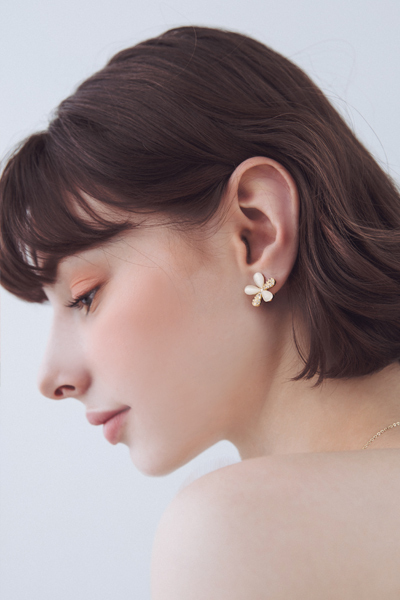 水鑽透感小花。夾式耳環