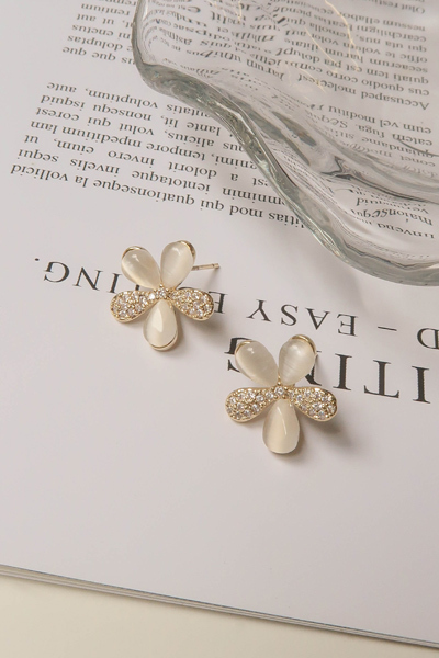 水鑽透感小花。銀針耳環