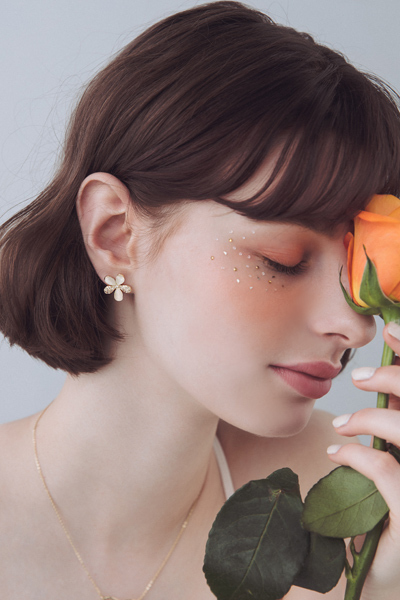 水鑽透感小花。銀針耳環