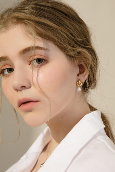 環繞扭結珍珠。銀針耳環