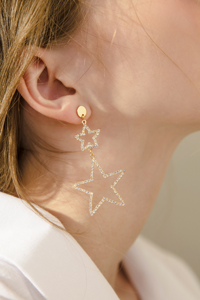 閃耀雙星垂墜。鋼針耳環