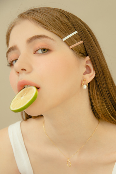 月牙灣鏤空珍珠。銀針耳環