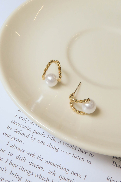 月牙灣鏤空珍珠。銀針耳環