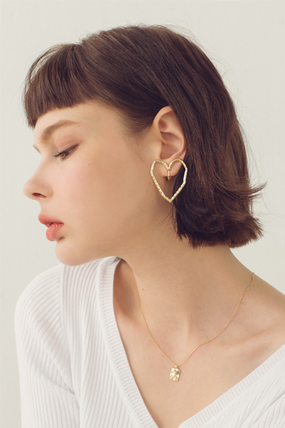 愛心鏤空。夾式耳環