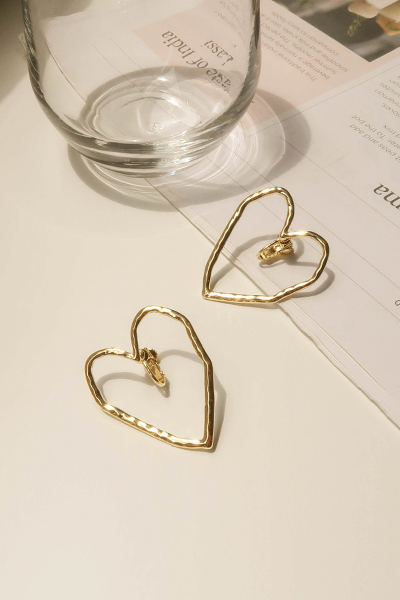 愛心鏤空。夾式耳環