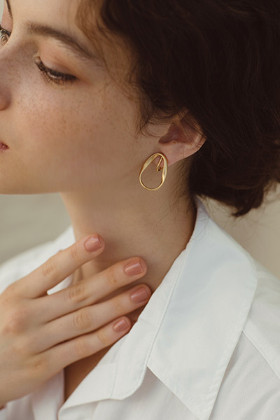 質感霧面不規則橢圓。夾式耳環