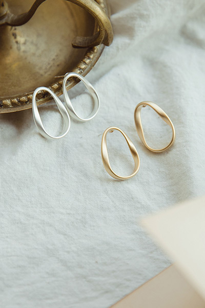 質感霧面不規則橢圓。銀針耳環