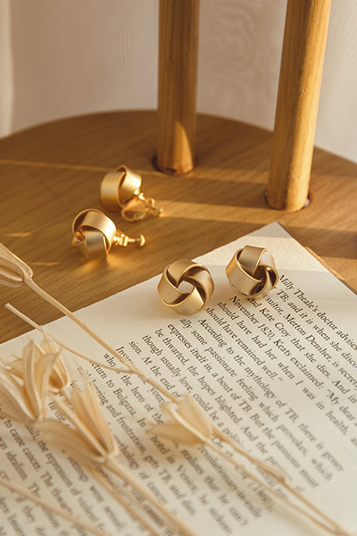 極簡霧面扭結金屬。夾式耳環