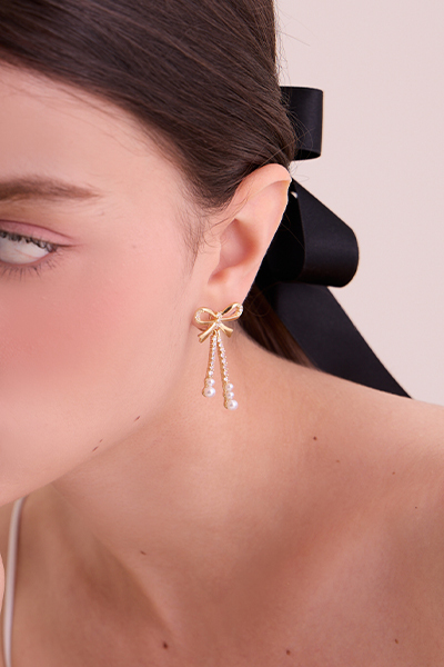 閃耀珍珠蝶結。夾式耳環