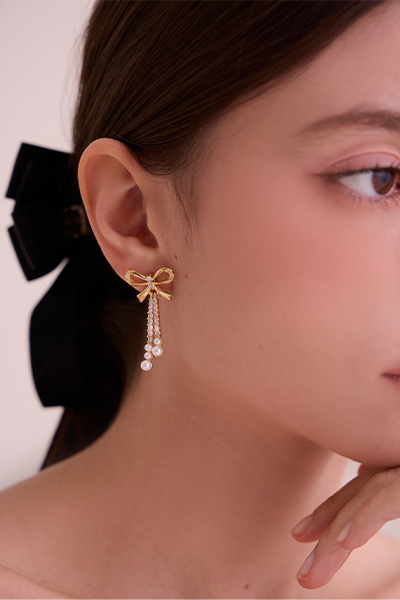 閃耀珍珠蝶結。夾式耳環