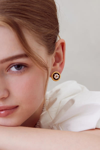 復古畫釉珍珠小花。夾式耳環