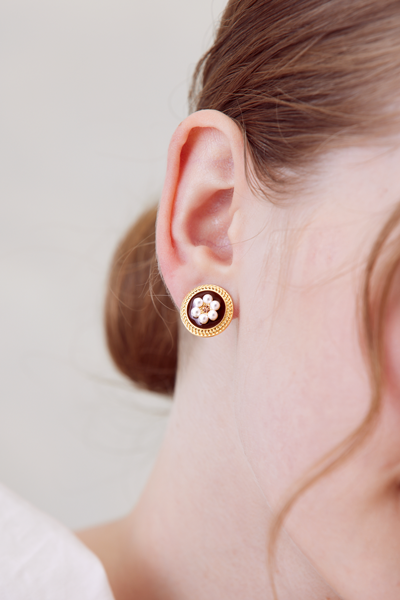 復古畫釉珍珠小花。夾式耳環