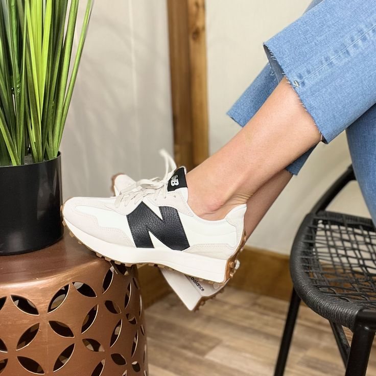 NEW BALANC 327  奶油白黑 焦糖底 荔枝皮革