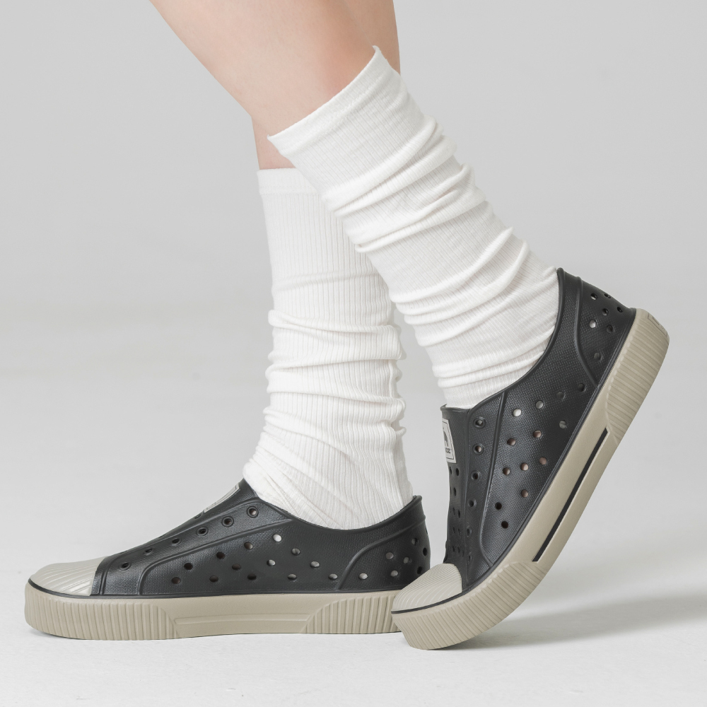 moz瑞典 駝鹿 雙色洞洞餅乾水鞋 (奶蓋芝麻黑) 全球首創 舒適厚底 防潑水-附鞋扣