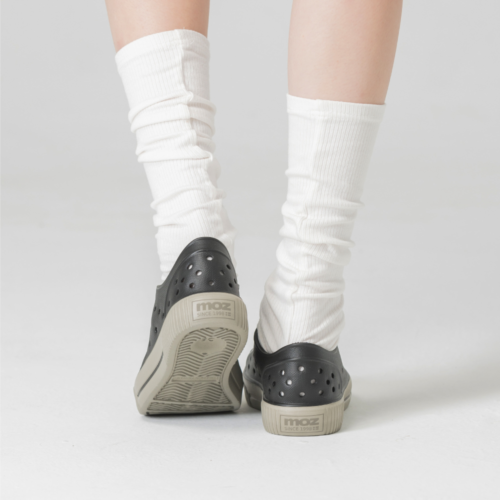 moz瑞典 駝鹿 雙色洞洞餅乾水鞋 (奶蓋芝麻黑) 全球首創 舒適厚底 防潑水-附鞋扣