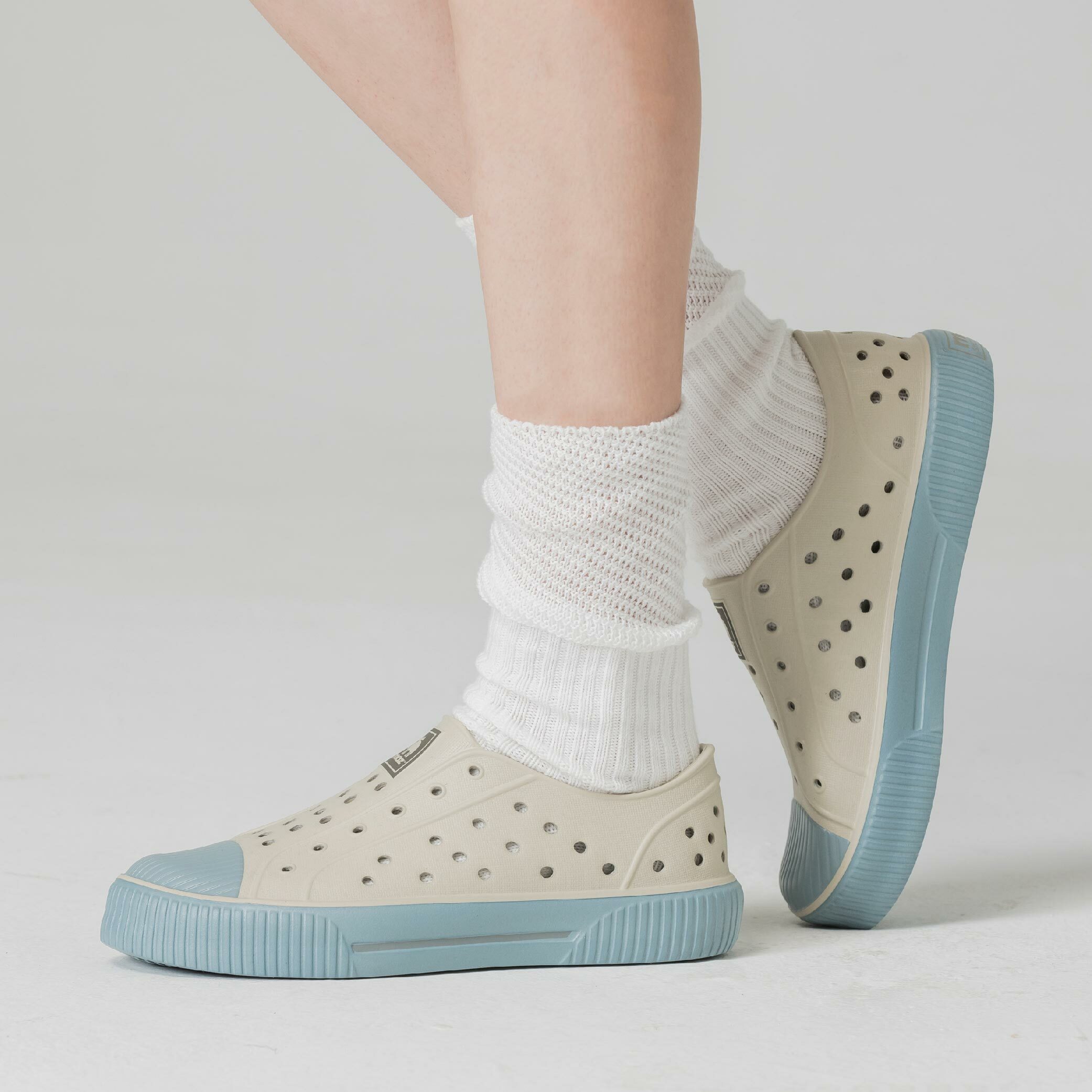 moz瑞典 駝鹿 雙色洞洞餅乾水鞋 (奶蓋燕麥蘇打) 全球首創 舒適厚底 防潑水-附鞋扣