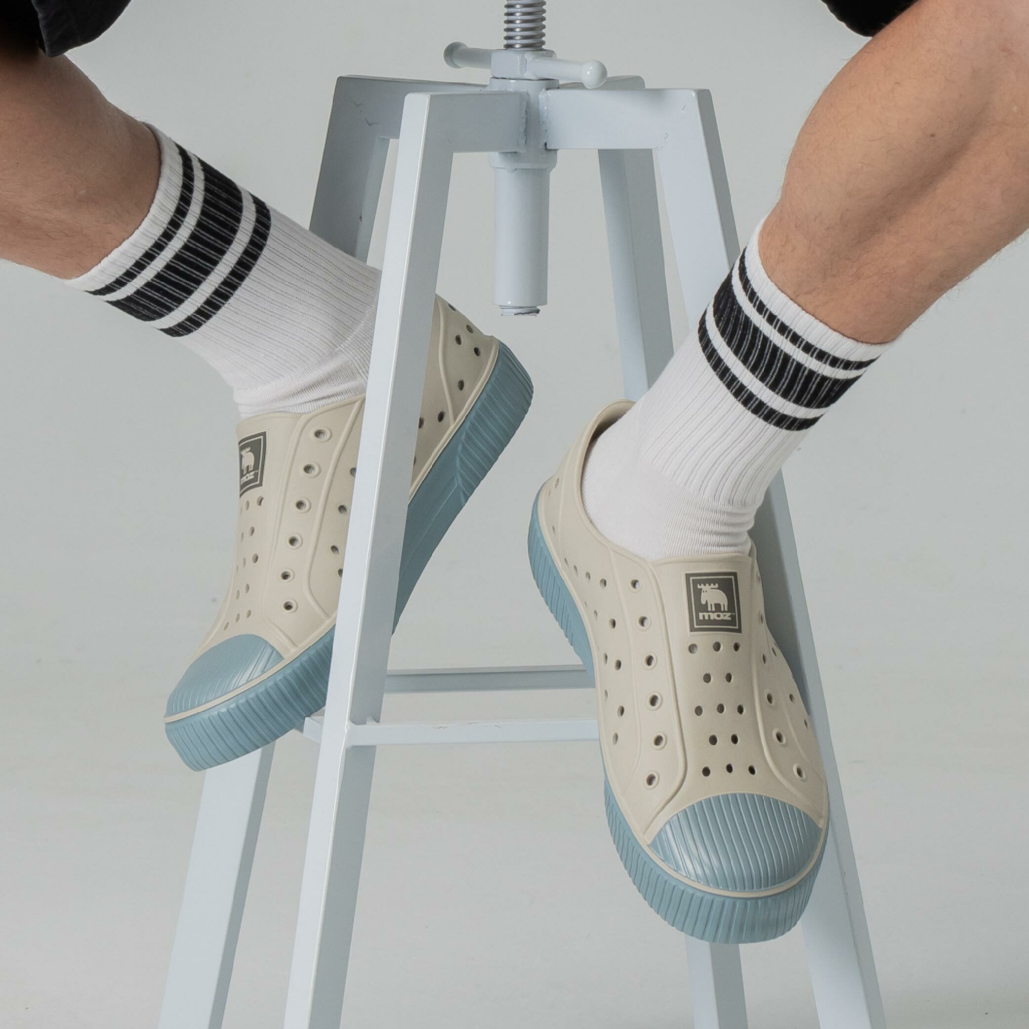 moz瑞典 駝鹿 雙色洞洞餅乾水鞋 (奶蓋燕麥蘇打) 全球首創 舒適厚底 防潑水-附鞋扣