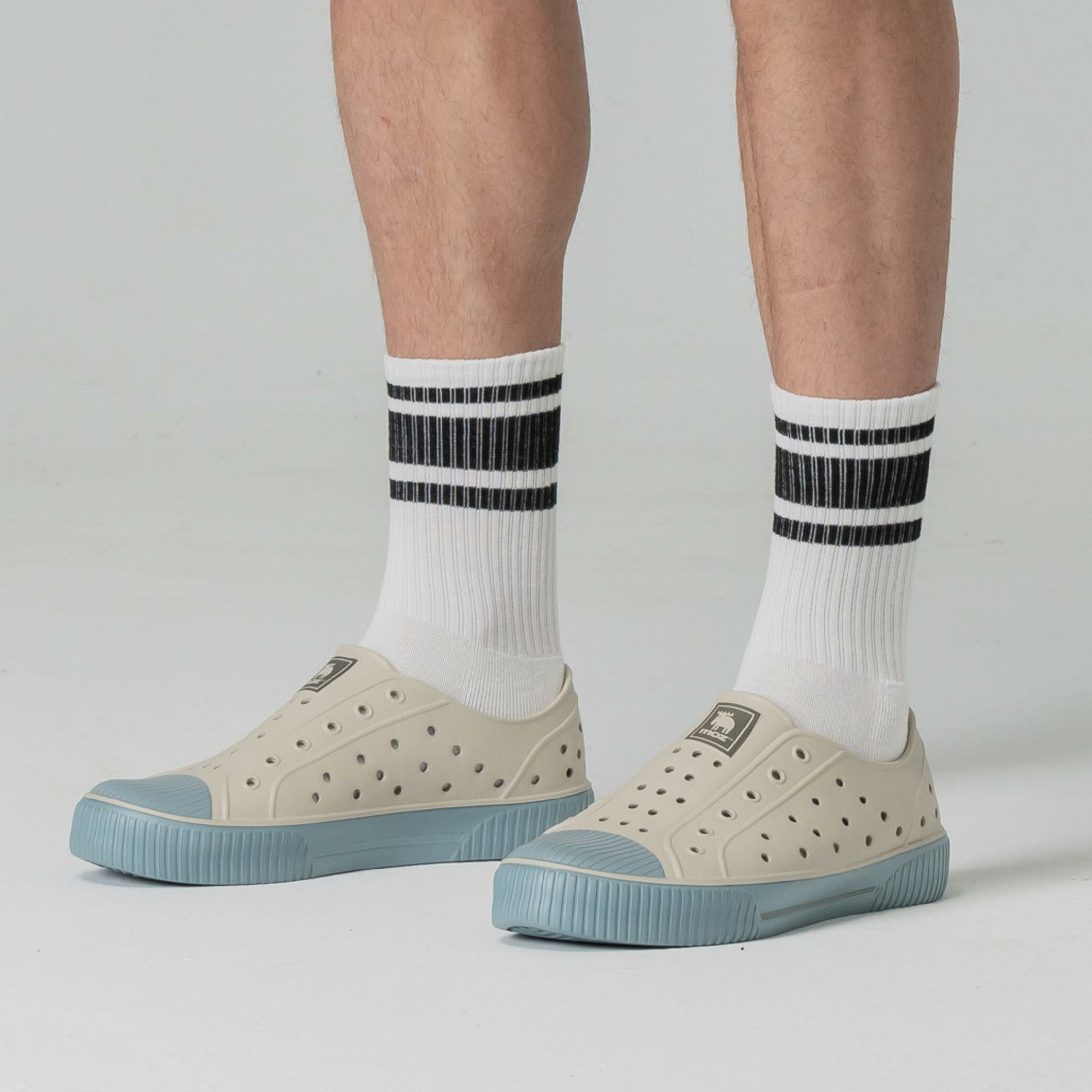 moz瑞典 駝鹿 雙色洞洞餅乾水鞋 (奶蓋燕麥蘇打) 全球首創 舒適厚底 防潑水-附鞋扣