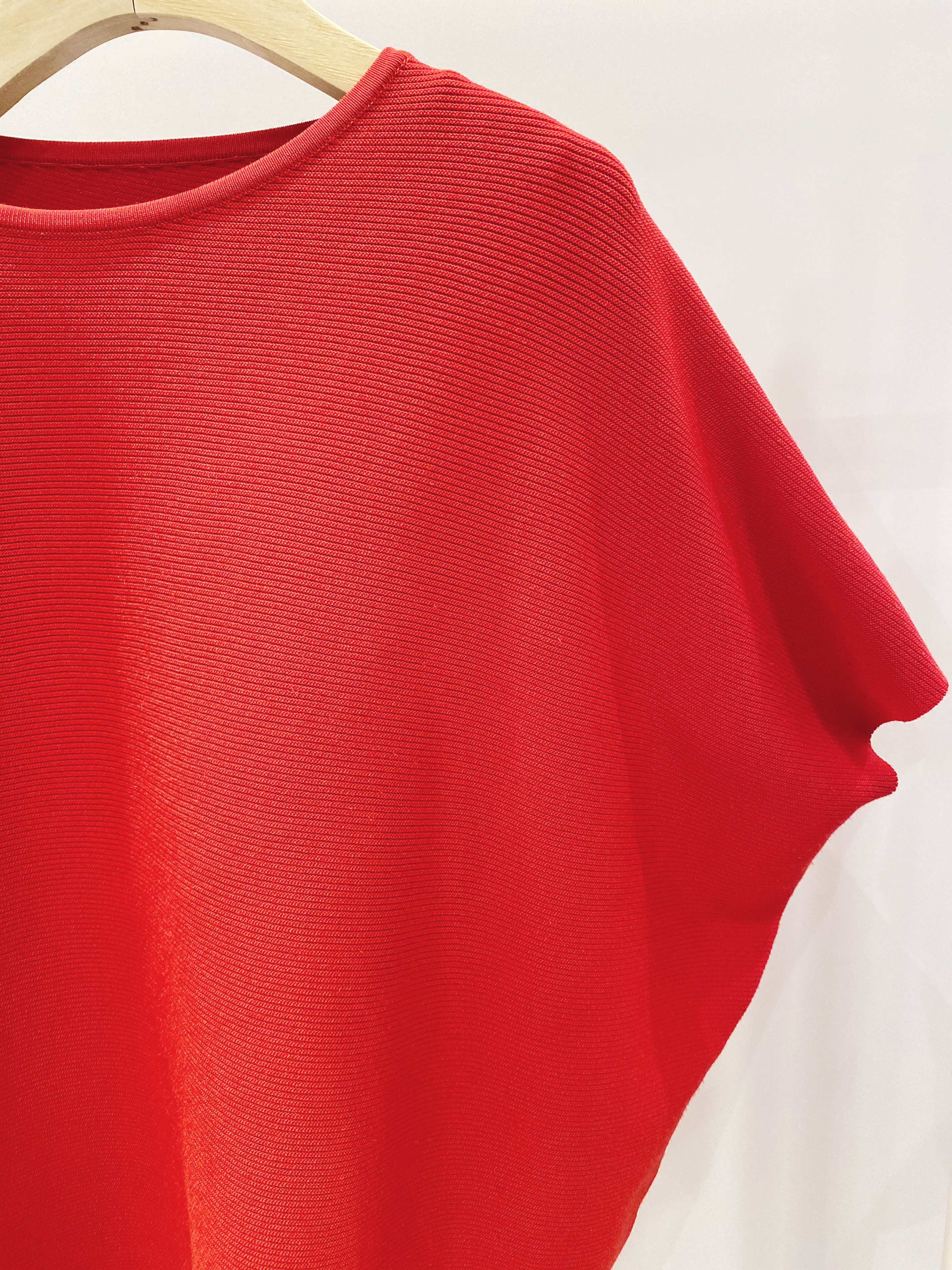 不對稱袖挺版上衣