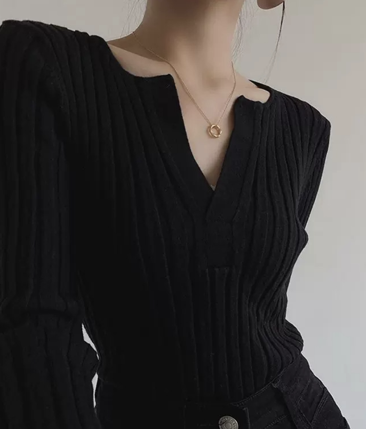 ᴷᴼᴿᴱᴬ 🇰🇷  <現貨> 性感鎖骨Ｖ領打底內搭修身針織上衣