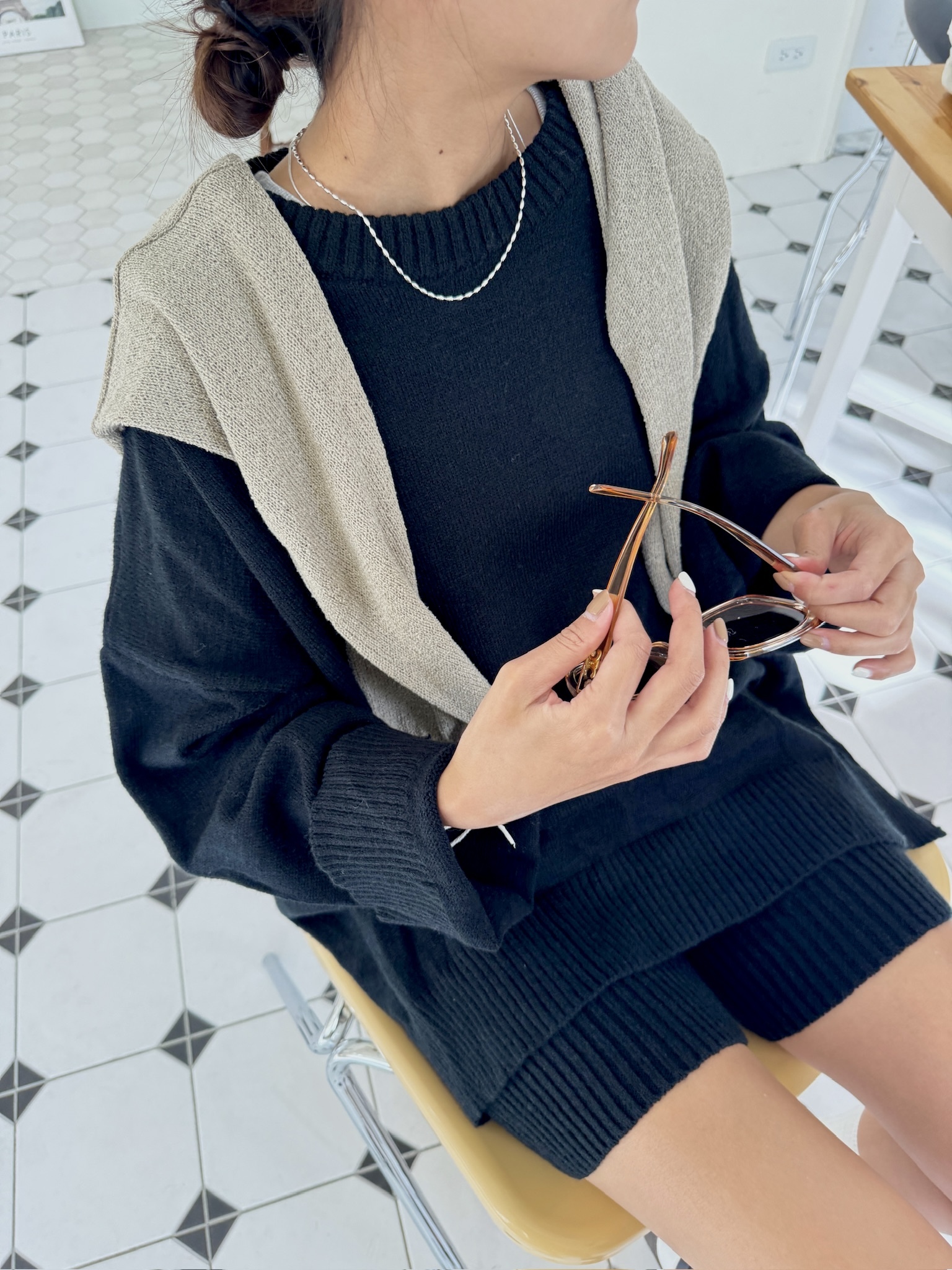 披著小棉襖針織褲裝