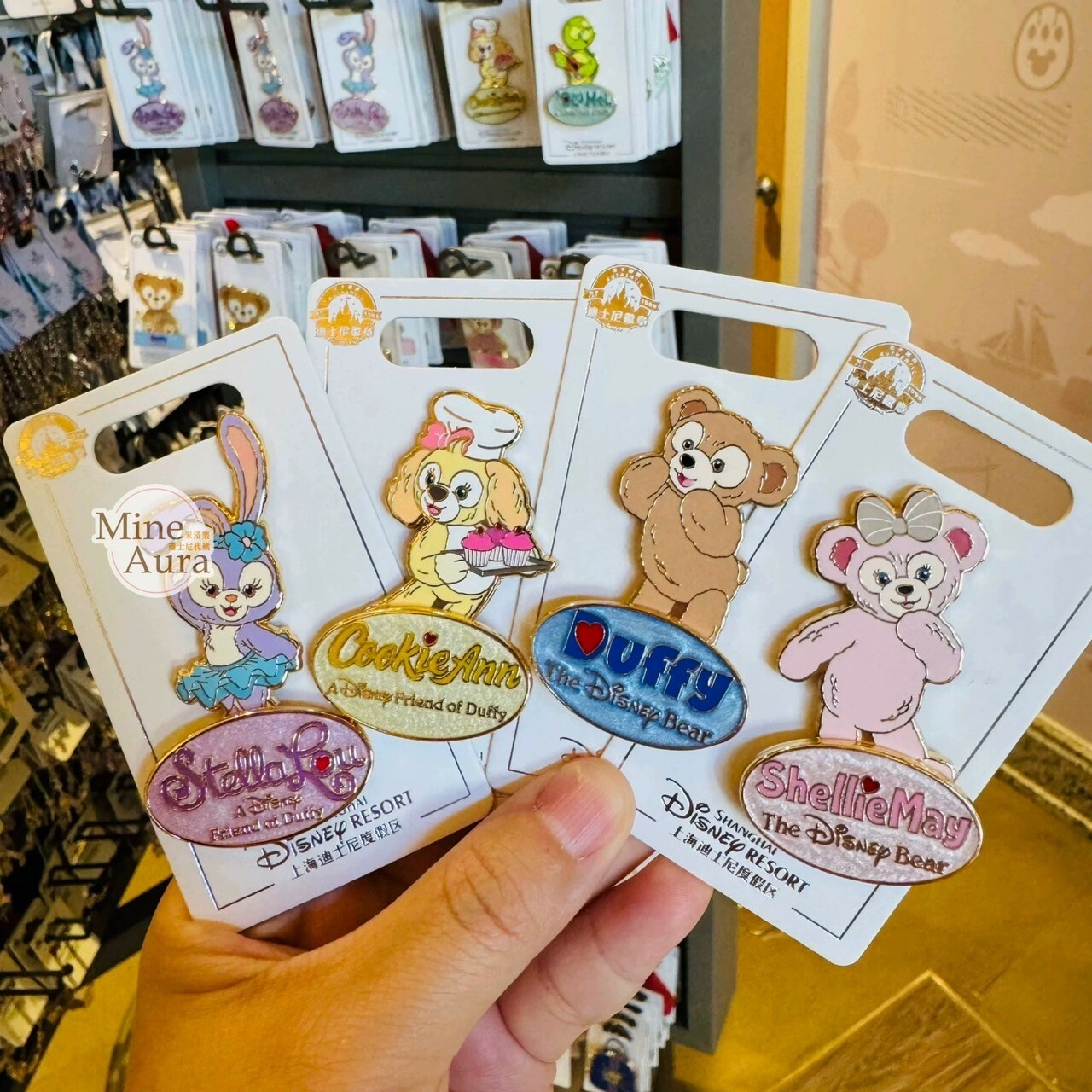 達菲 Duffy 與好友們 英文字母 站姿 造型 徽章 PIN -上海迪士尼樂園