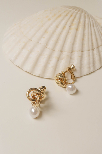 環繞扭結珍珠。夾式耳環