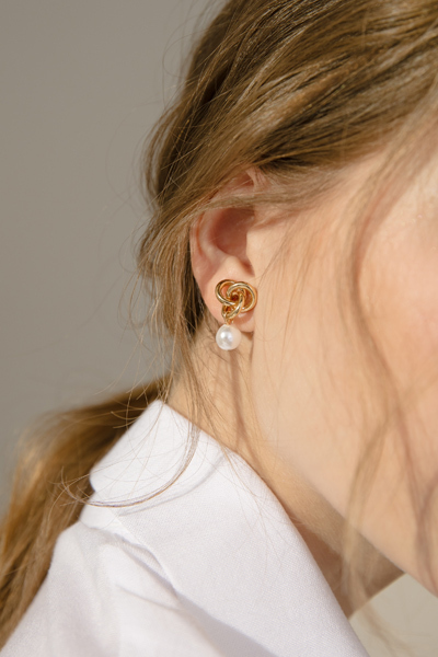 環繞扭結珍珠。夾式耳環