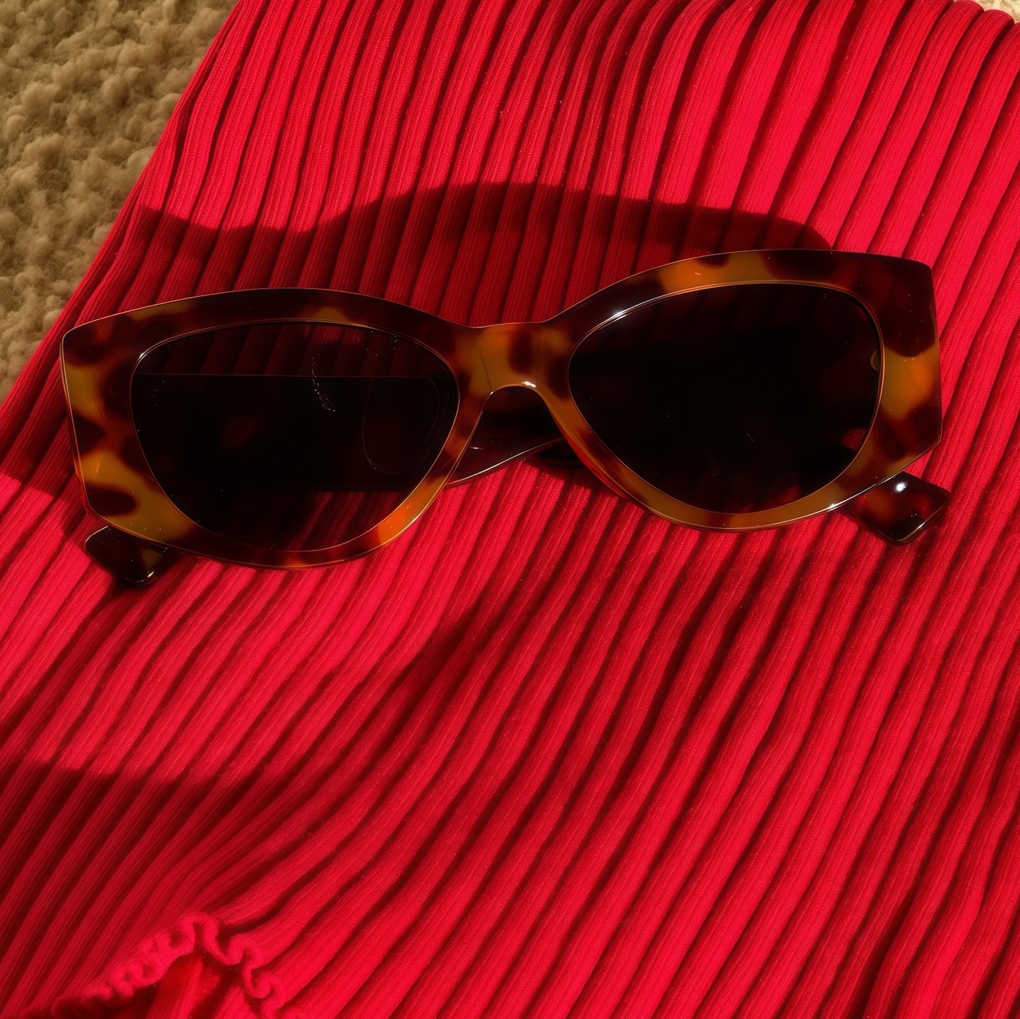 琥珀復古粗框墨镜