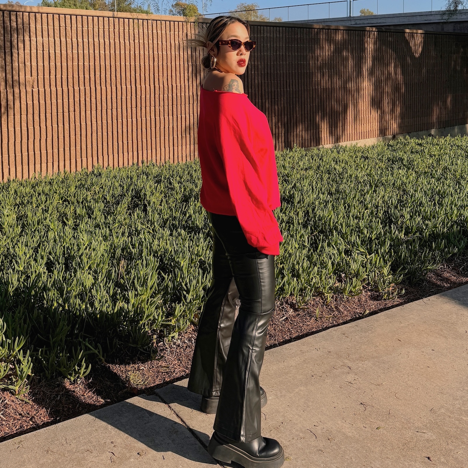 辣黑高腰喇叭皮褲