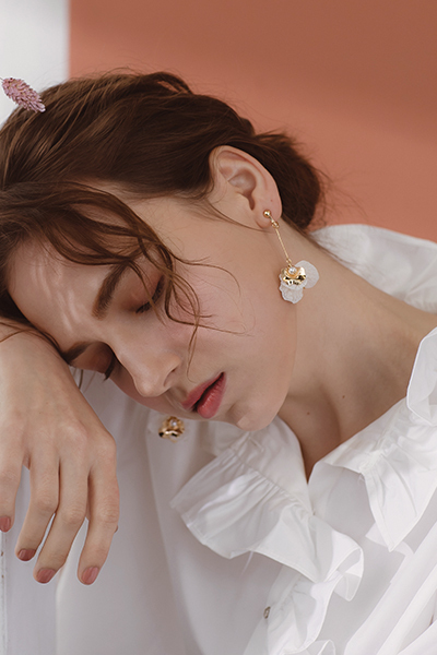 金屬貝片花朵。夾式耳環