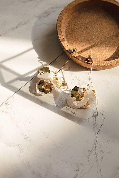 金屬貝片花朵。銀針耳環