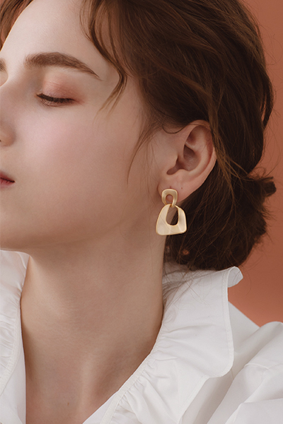 不規則凹折幾何金屬。銀針耳環