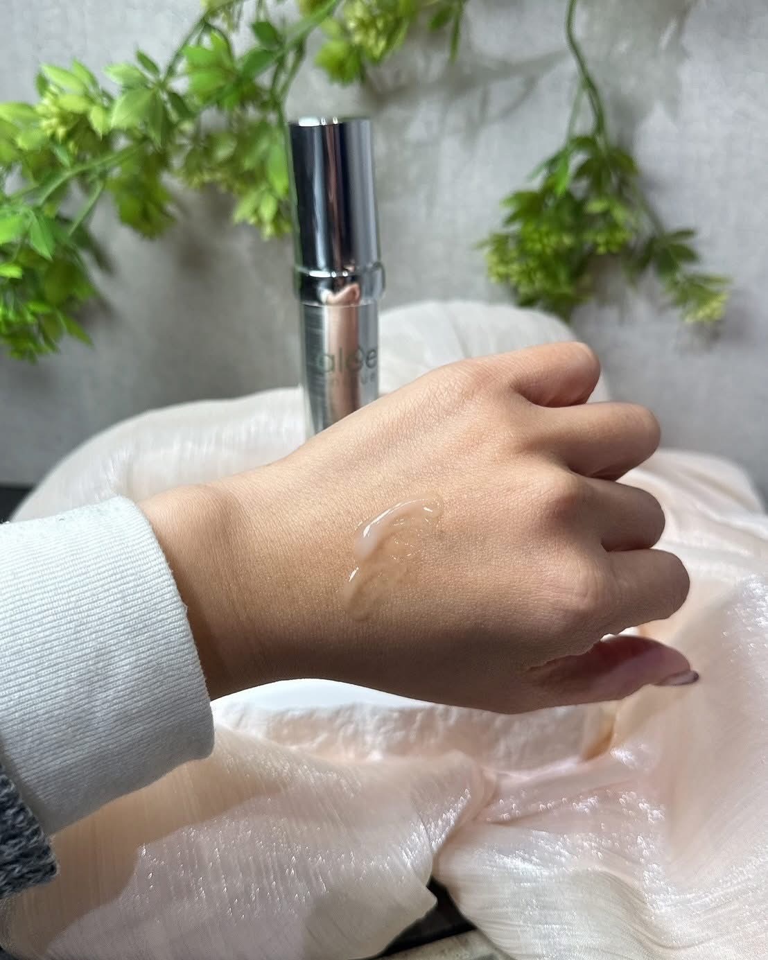 優尼客蘆薈緊緻精華質地 by崔普小哀