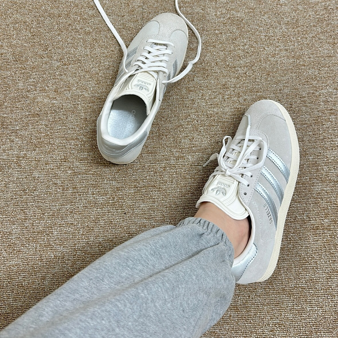 ADIDAS GAZELLE 奶油灰銀 復古鞋 [限時勁減!!]