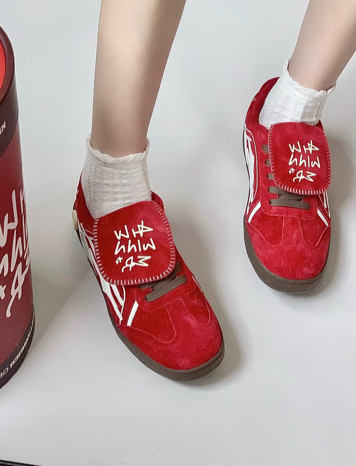 Killwinner 紅絲絨蕾絲德訓鞋 格雷風 麂皮 蕾絲 翻蓋 鈕扣 德訓鞋/預購