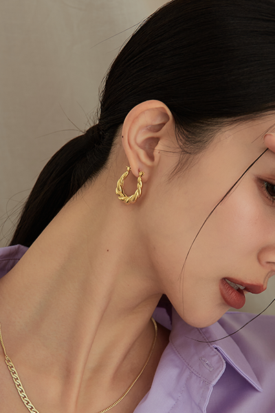 簡約扭轉U形。鋼針耳環