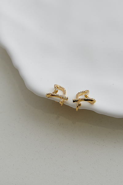 線條感水鑽愛心。銀針耳環