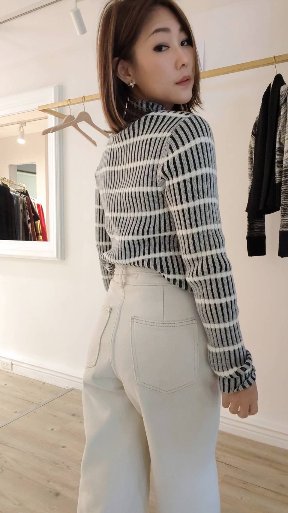 橫條黑白混色坑條針織上衣