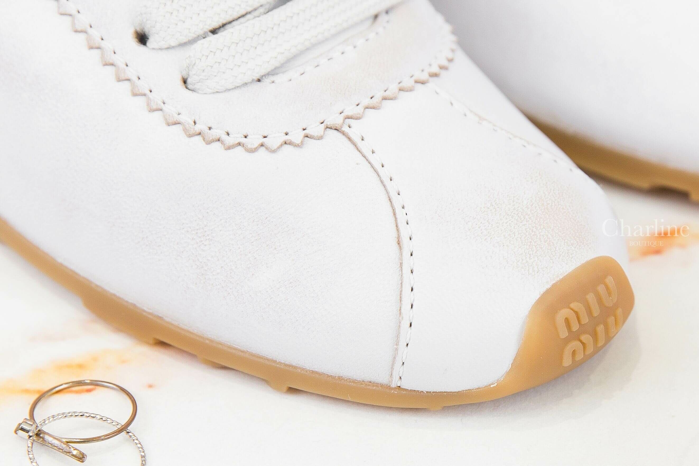 Miu Miu Plume Bleached Nappa Leather Sneakers 白色仿舊皮革黑字棕色橡膠鞋底運動鞋