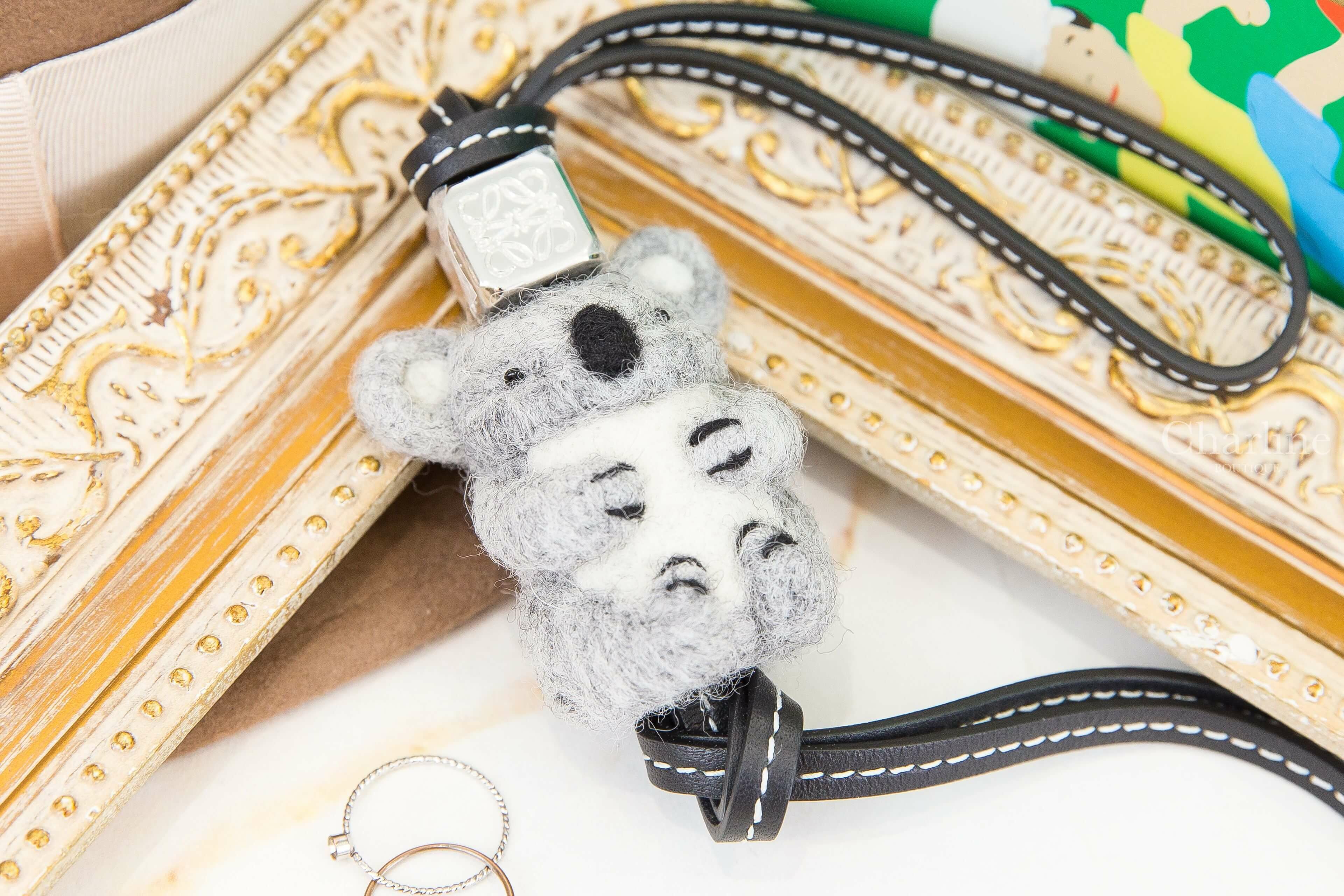 Loewe Koala Charm In Felt And Calfskin 灰色毛氈無尾熊銀色Logo骰子黑色小牛皮掛繩吊飾