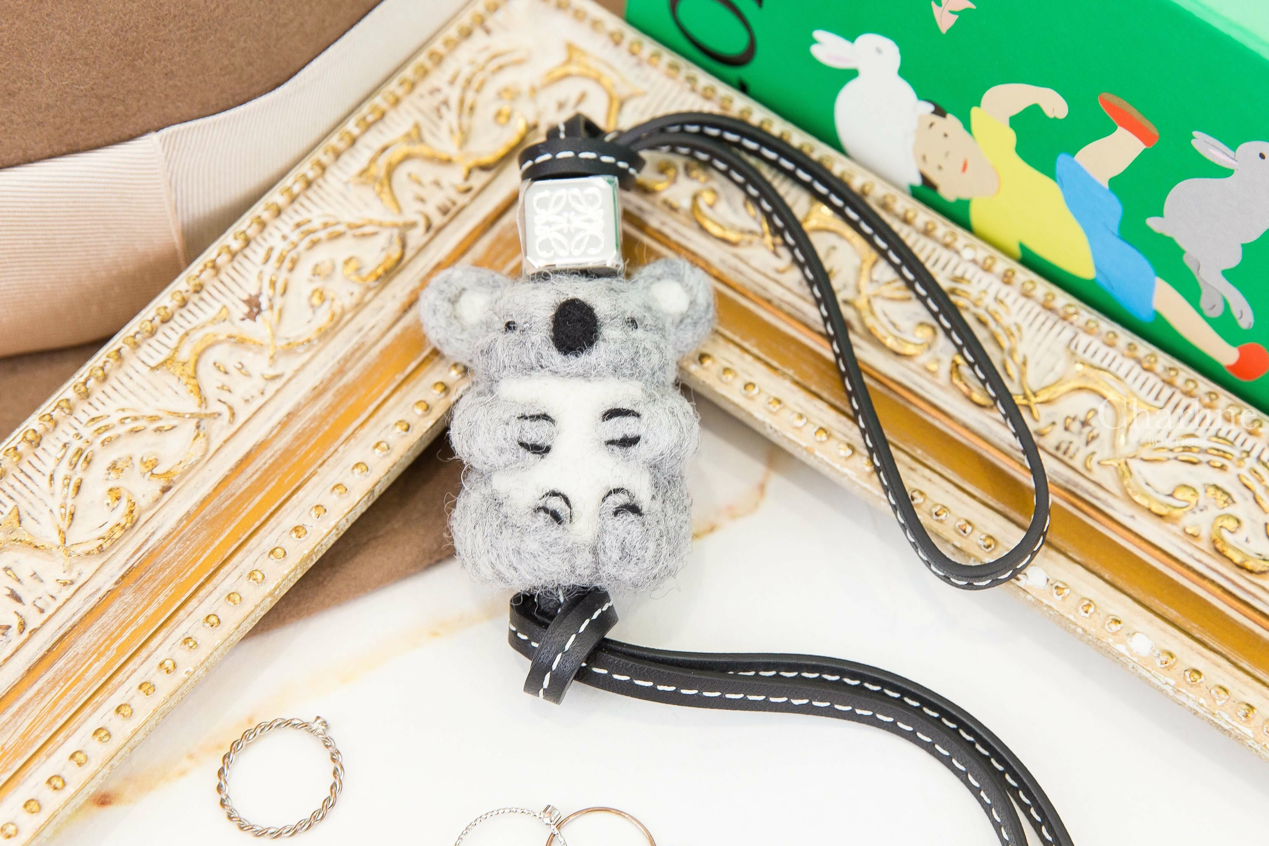 Loewe Koala Charm In Felt And Calfskin 灰色毛氈無尾熊銀色Logo骰子黑色小牛皮掛繩吊飾