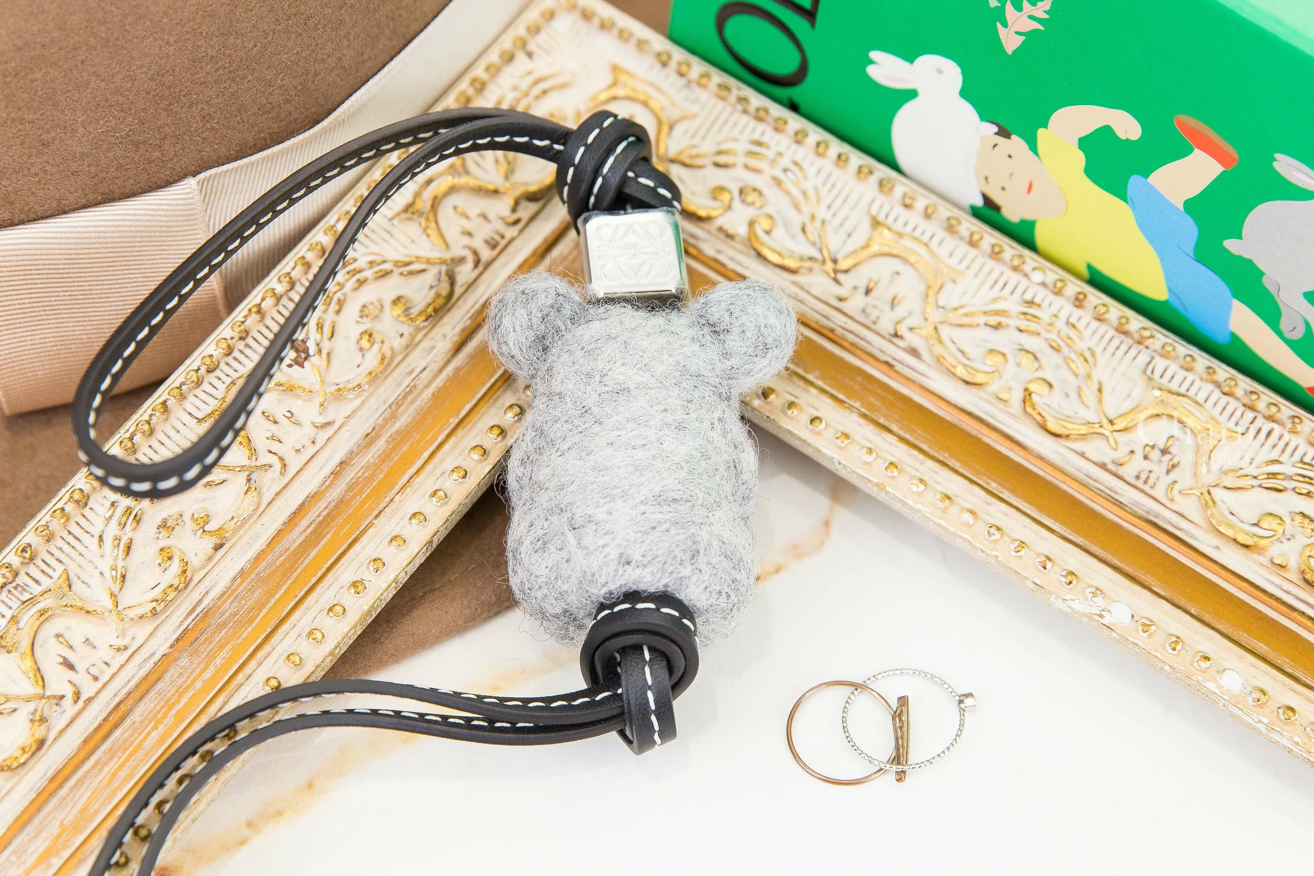 Loewe Koala Charm In Felt And Calfskin 灰色毛氈無尾熊銀色Logo骰子黑色小牛皮掛繩吊飾-Charline Boutique 精品代購