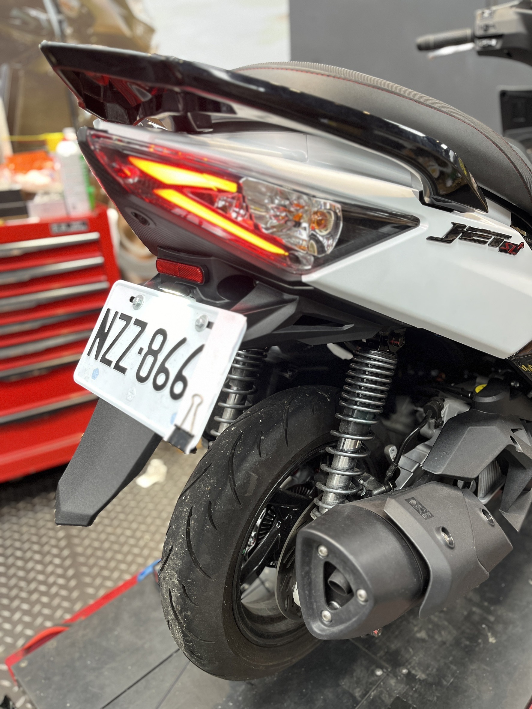 【KOMAX】通用擋泥板  車牌擋泥板 後擋泥板 驗車反光片 牌照架 反光片 車通用型 短土除 擋泥