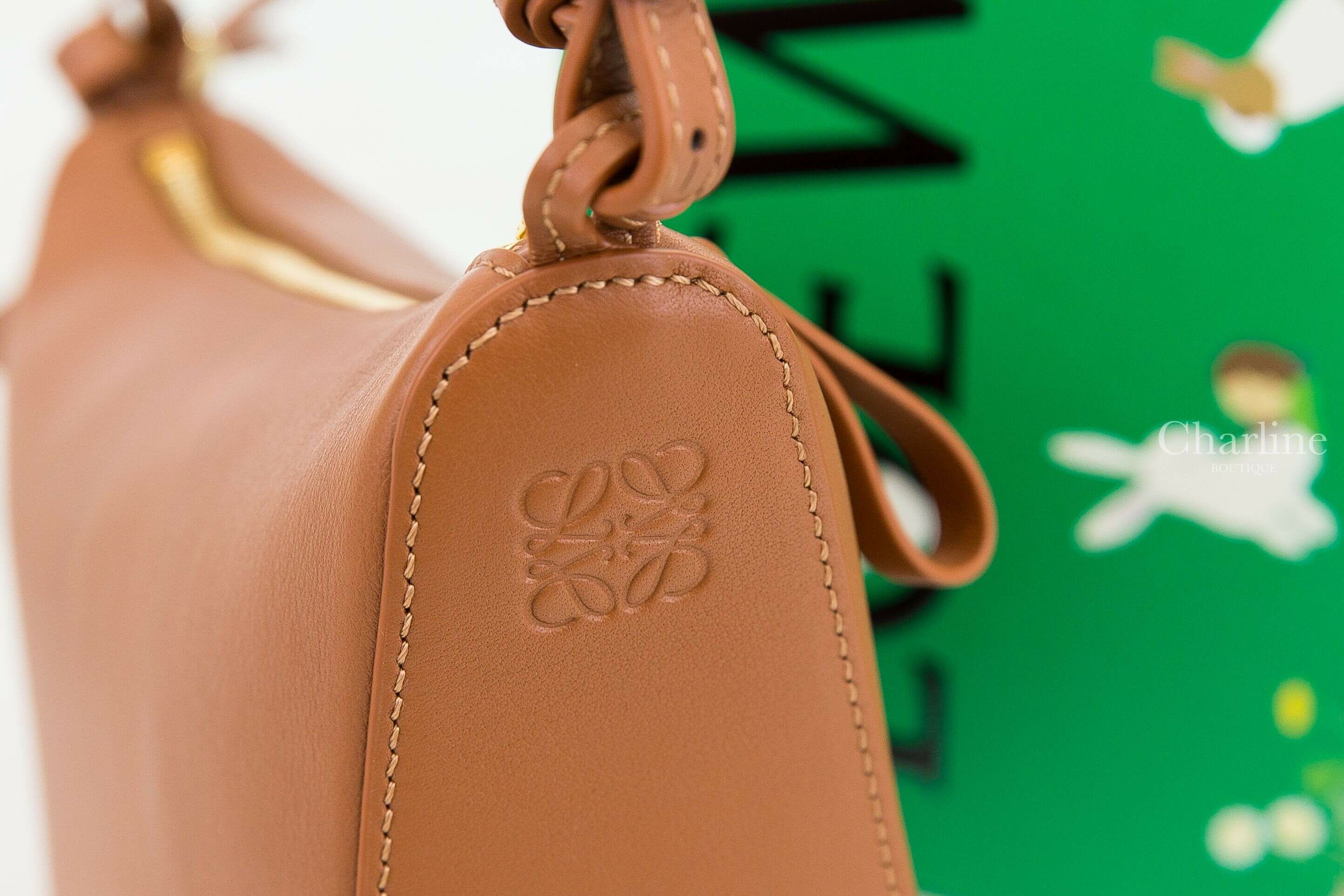 Loewe Mini Hammock Hobo In Classic Calfskin 棕褐色小牛皮金色Logo骰子迷你手提肩背包