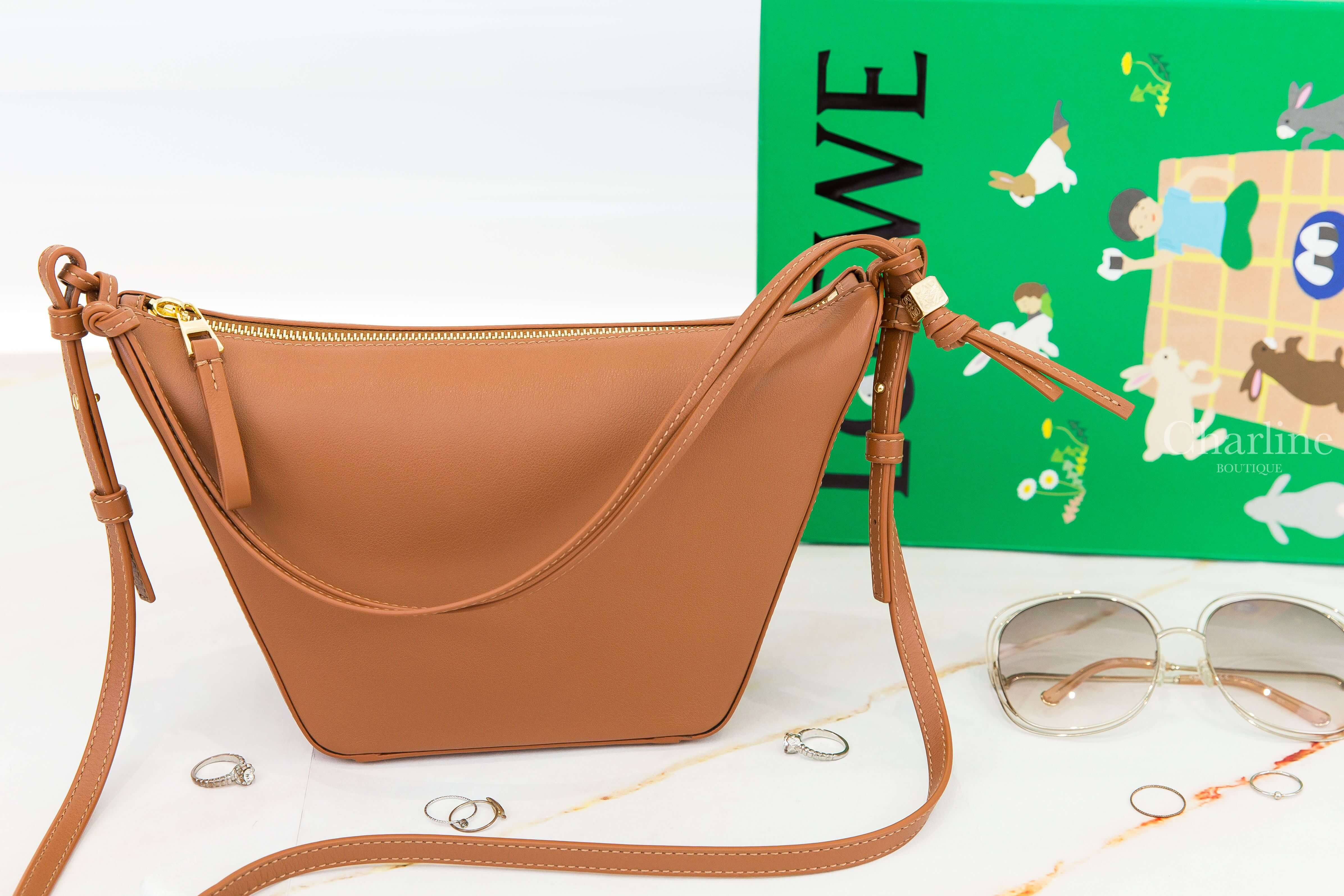 Loewe Mini Hammock Hobo In Classic Calfskin 棕褐色小牛皮金色Logo骰子迷你手提肩背包