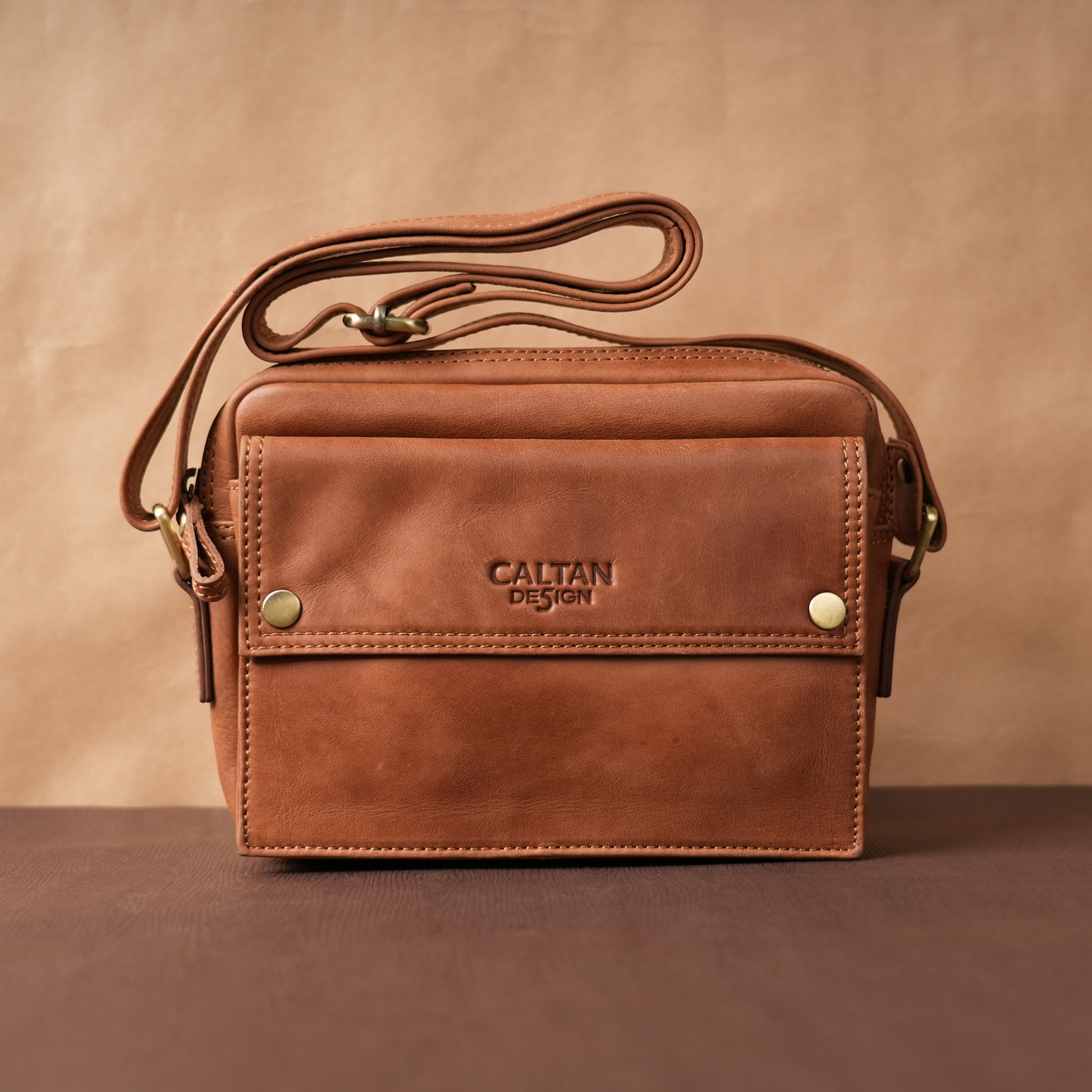 小巧俐落真皮郵差包-三色(5511)