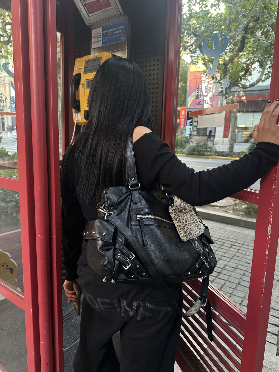 【DEINET】 STUD POCKET BIG BAG ☆大人気☆ 다이닛(DEINET) STUD POCKET BIG BAG IN BLACK - 사이즈 & 후기