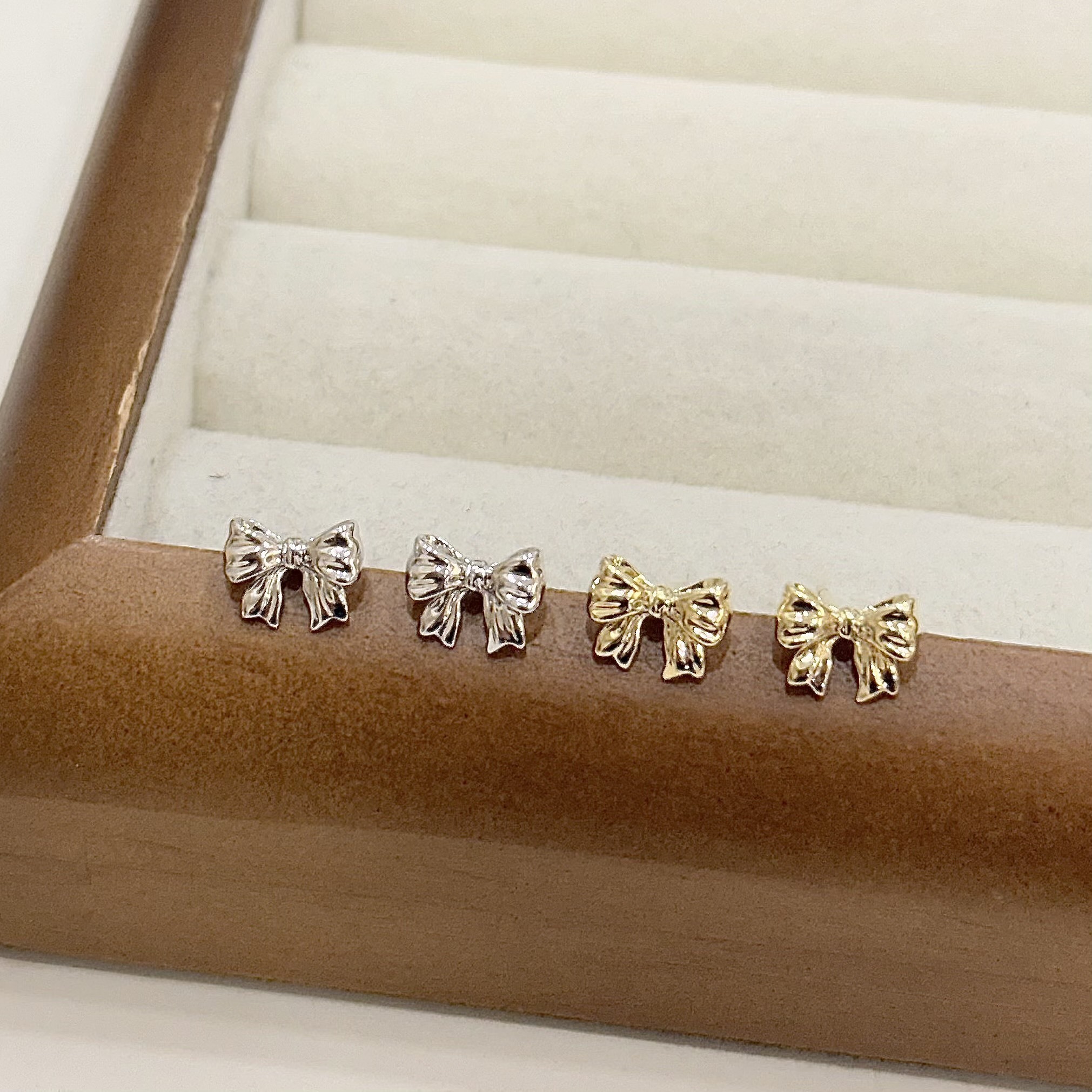 Q41壓紋緞帶蝴蝶結耳針