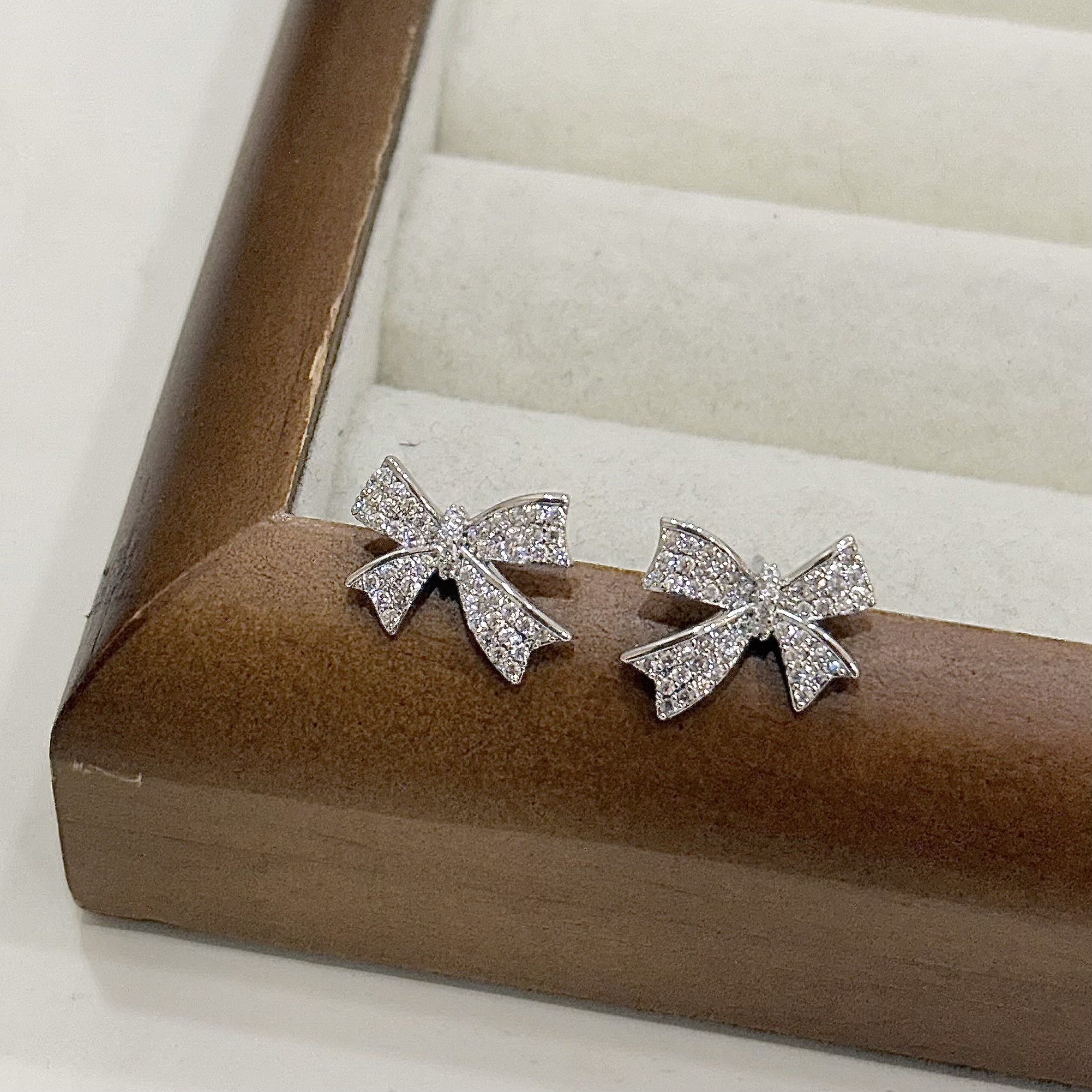 Q42滿鑽蝴蝶結耳針